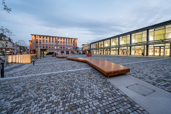 Stadtsofa auf dem Bahnhofsplatz in Göppingen