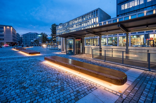 Stadtsofa auf dem Bahnhofsplatz in Göppingen