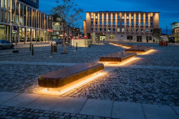 Stadtsofa auf dem Bahnhofsplatz in Göppingen